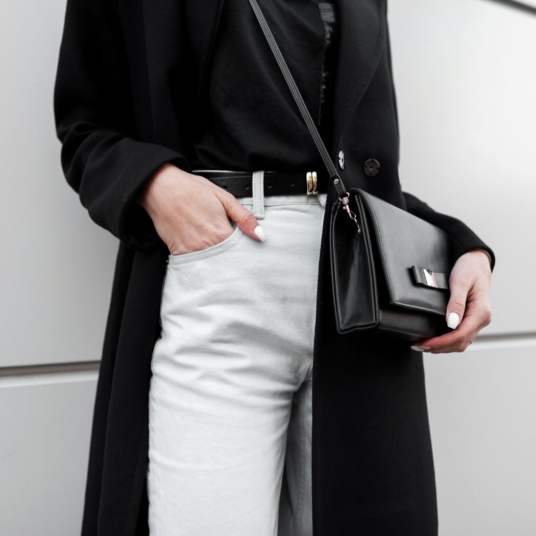 Stylizacje z białymi spodniami. Jak nosić białe spodnie i z czym je łączyć?